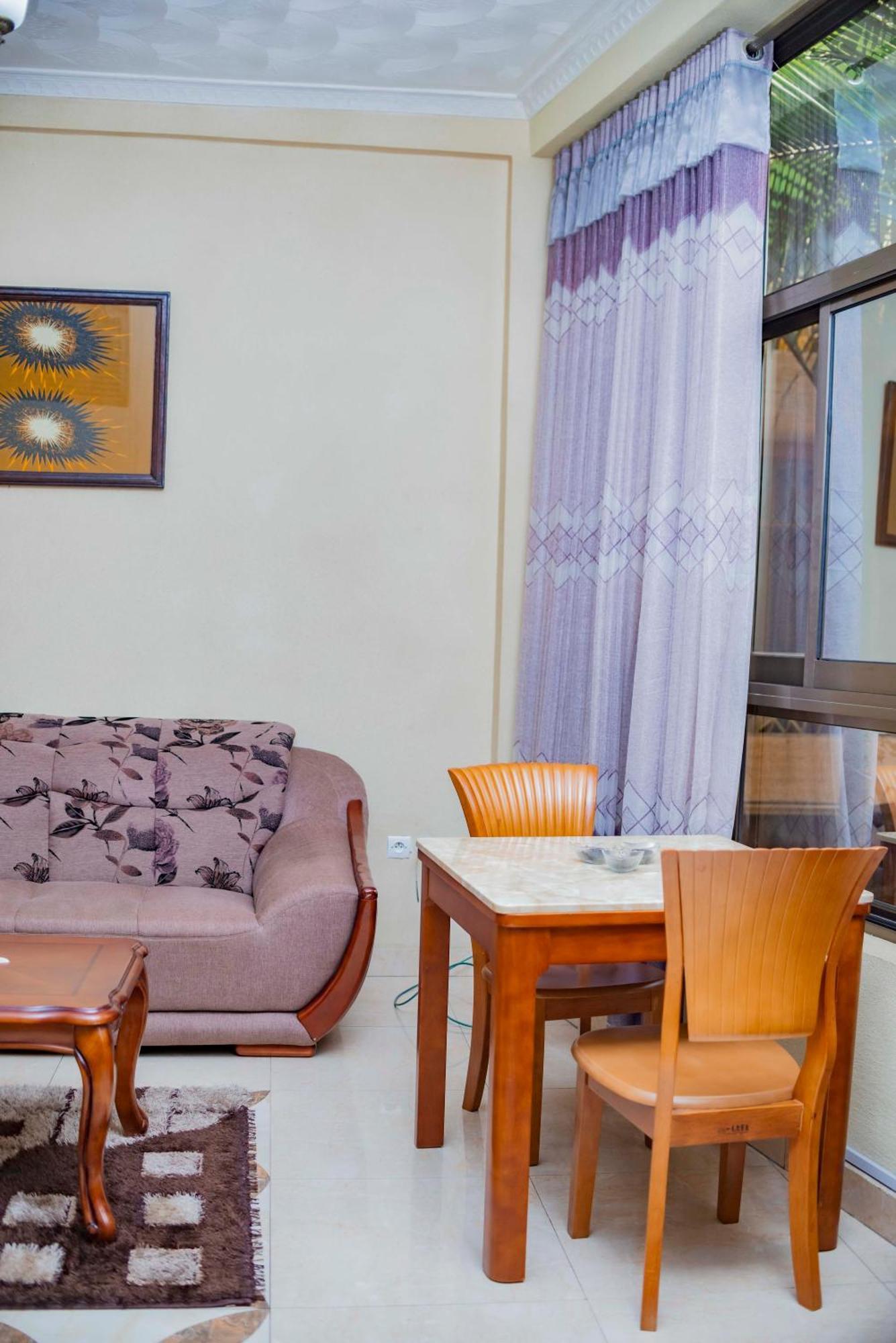 Tigers'S Apartment Hotel Бужумбура Экстерьер фото