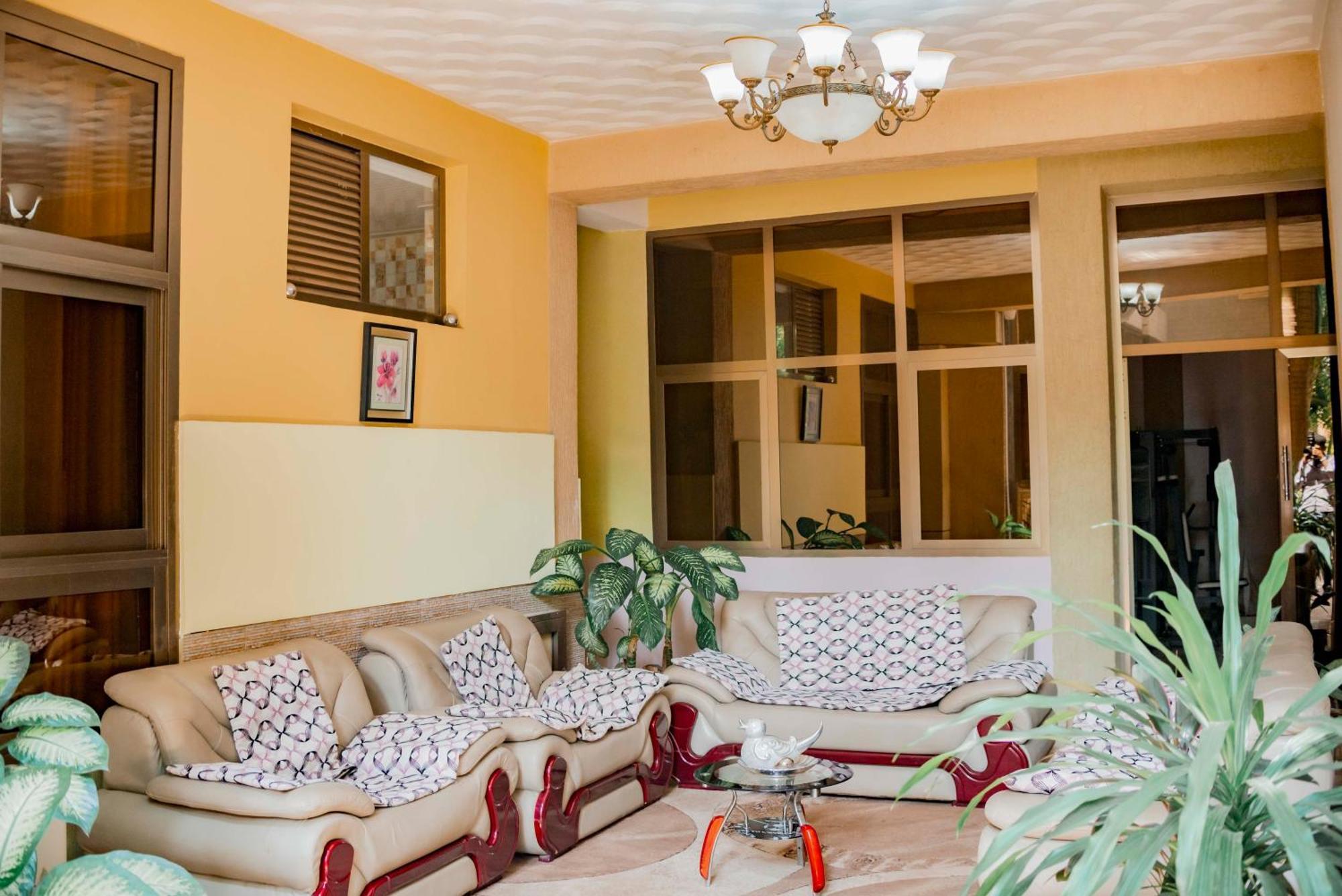 Tigers'S Apartment Hotel Бужумбура Экстерьер фото